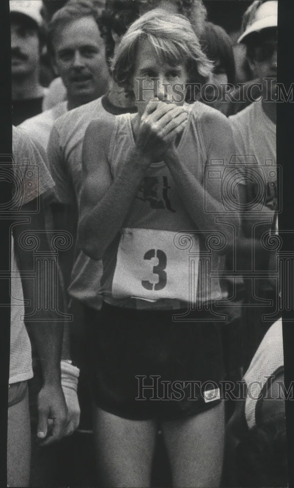 1978 Press Photo Marathon runner Bill Rodgers blew on his hands to warm up- Historic Images