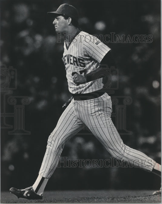 1986 Press Photo Milwaukee Brewers baseball pitcher Dan Plesac runs off mound- Historic Images