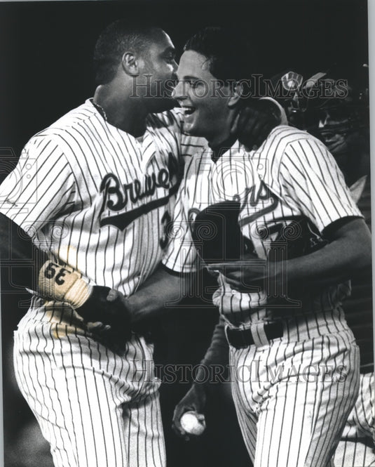 1990 Press Photo Dave Parker, Dan Plesac Brewer's, celebrate win over Kansas.- Historic Images