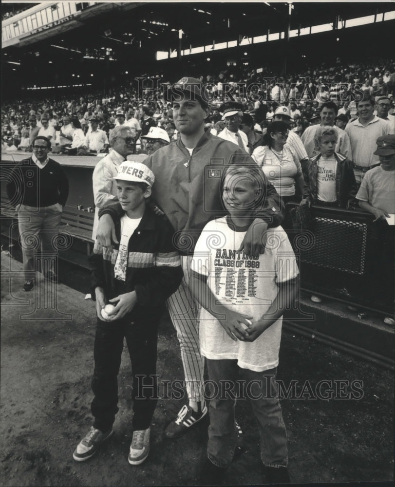 1988 Press Photo Dan Plesac Brewers, Bryan Buchert, Dan Greene, fans, Milwaukee.- Historic Images