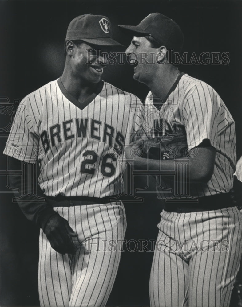 1987 Press Photo Glenn Braggs, Dan Plesac Milwaukee Brewers, celebrating win.- Historic Images