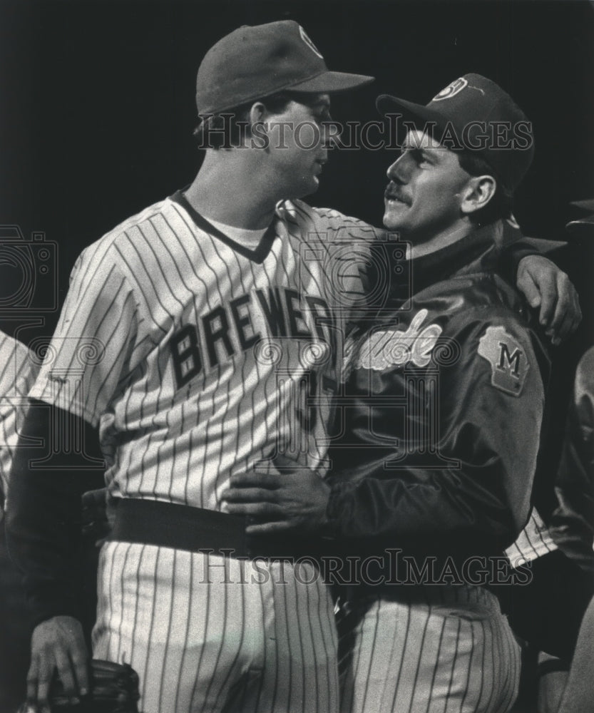 1988 Press Photo Dan Plesac Brewers relief pitcher hugs Mike Birkbeck after save- Historic Images