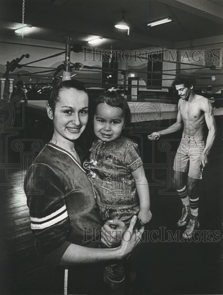 1981 Press Photo Laura Nieves and daughter Camiale near husband Efrain in gym.- Historic Images