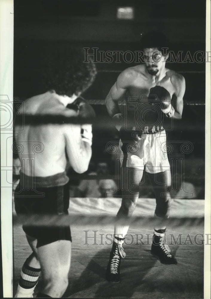 1981 Press Photo Undefeated lightweight Efraim Nieves fighting Carlos Serrano.- Historic Images