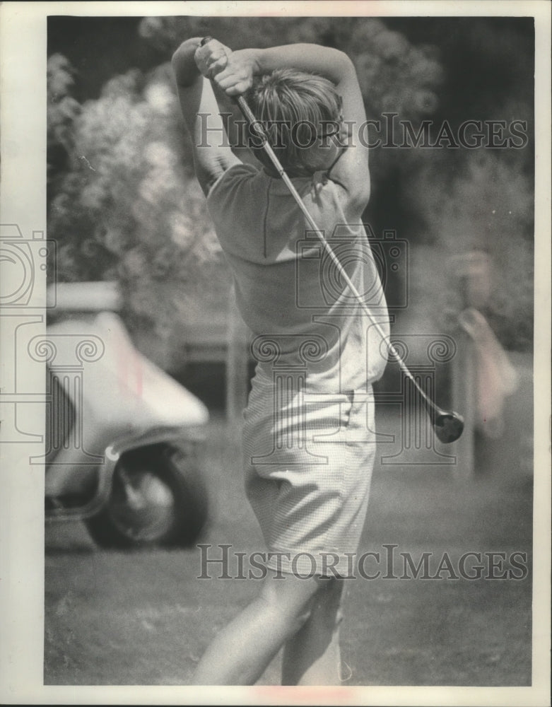 1969 Press Photo Mary Beth Nienhaus teed off, Wisconsin Women&#39;s golf tournament- Historic Images