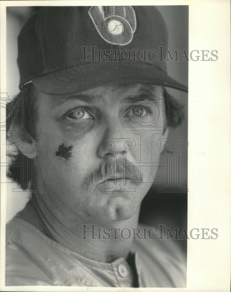 1983 Press Photo Milwaukee Brewers baseball&#39;s Charlie Moore shows battle scar- Historic Images