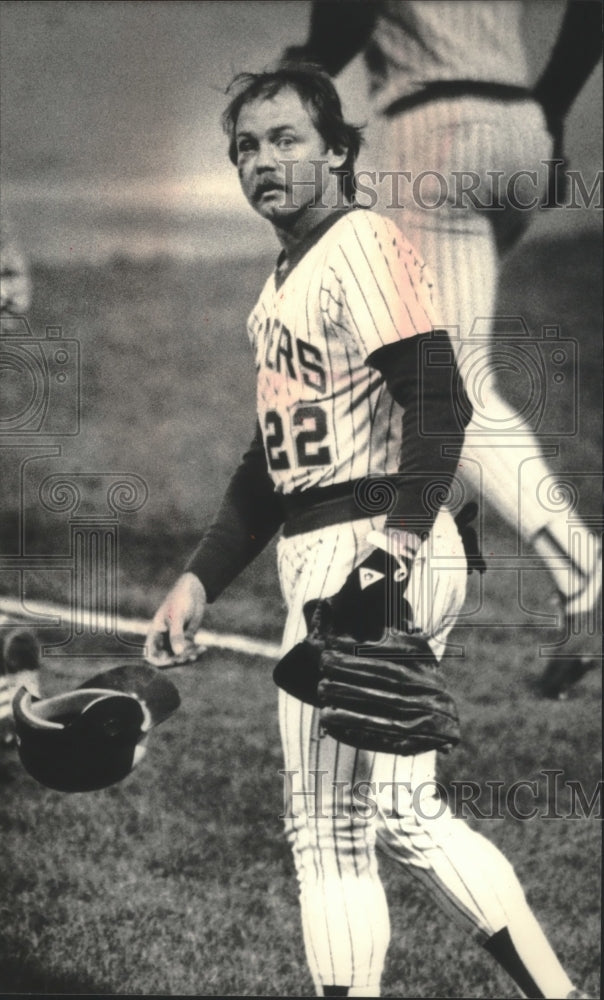 1983 Press Photo Brewers baseball&#39;s Charlie Moore walks back to the dugout- Historic Images