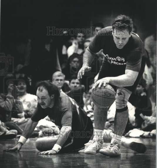 1988 Press Photo Ex-Brewer Charlie Moore & Packers' John Dorsey play basketball- Historic Images