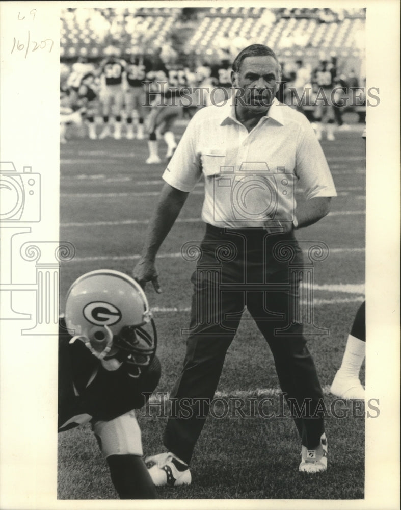 1984 Press Photo Packers football coach, Dick Modzelewski stalks the sideline- Historic Images