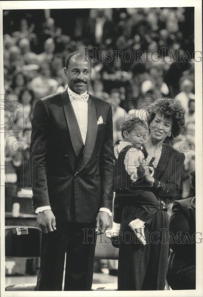 1990 Press Photo Former Bucks star; Sidney Moncrief with wife, Debra and Jon- Historic Images