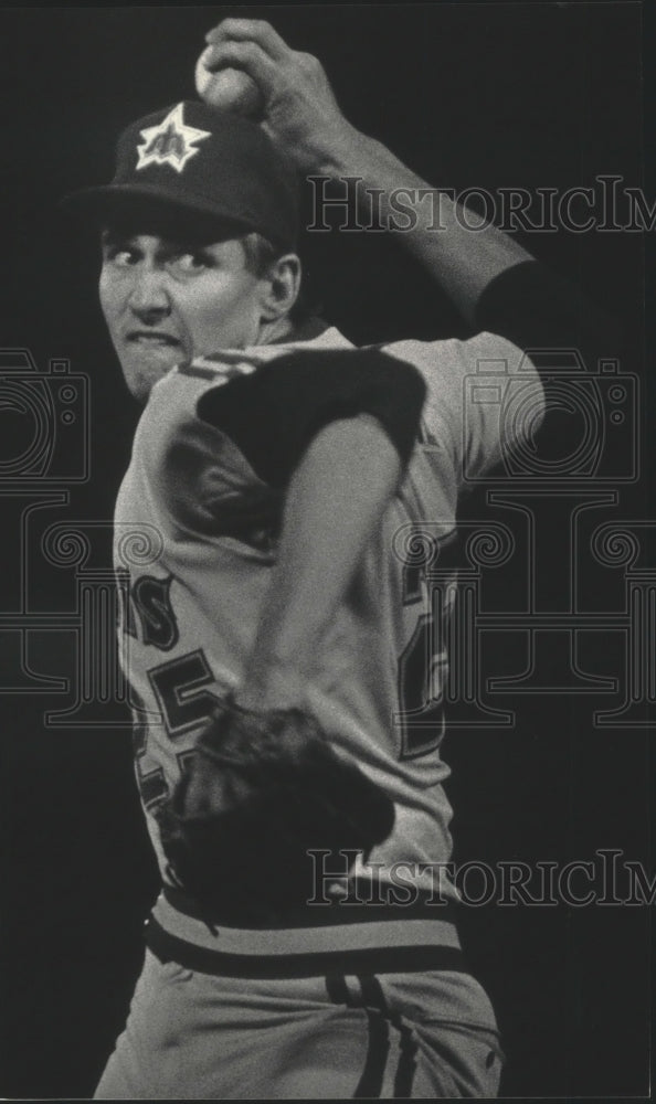 1985 Press Photo Seattle Mariners pitcher Mike Moore blanked the Brewers.- Historic Images