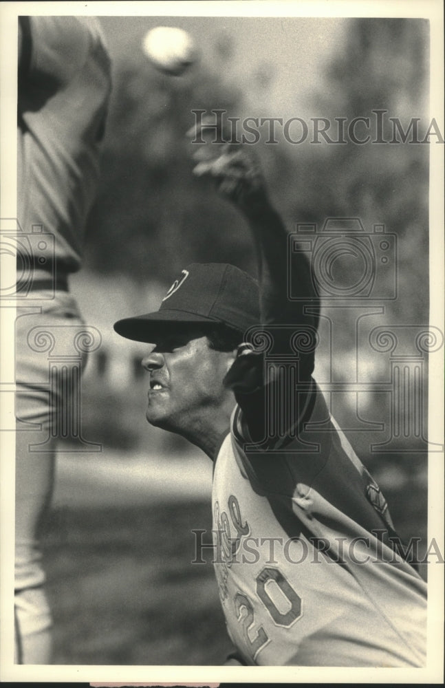 1988 Press Photo Brewers&#39; pitcher Juan Nieves face shows tension as he throws.- Historic Images