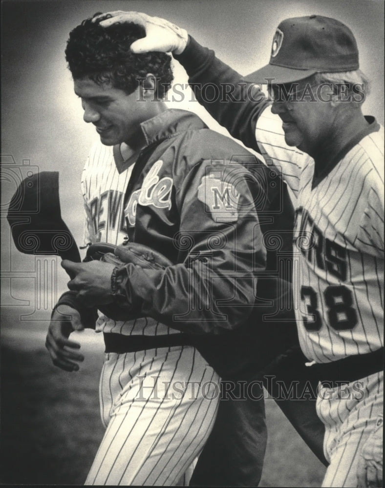 1986 Press Photo Brewers pitching coach has hand on Juan Nieves head in praise.- Historic Images