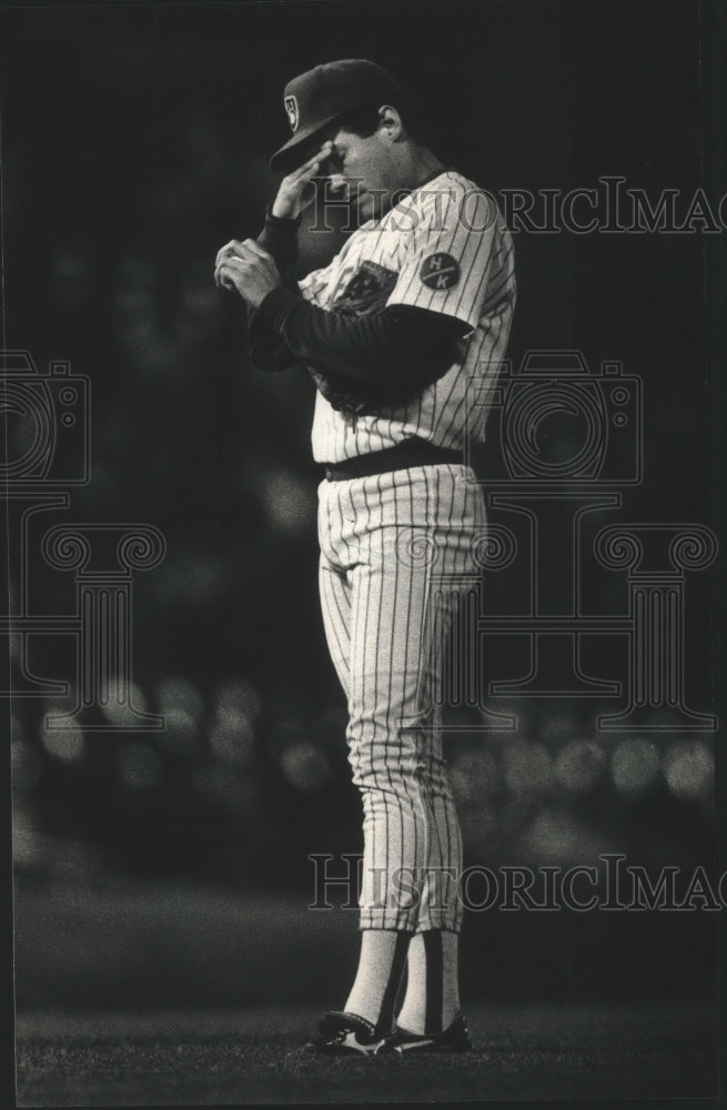 1988 Press Photo Brewers&#39; Juan Nieves wiping forehead as he loses a game.- Historic Images