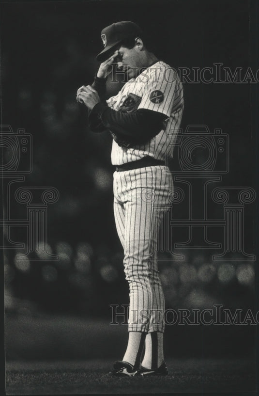 1988 Press Photo Brewers' Juan Nieves wiping forehead as he loses a game.- Historic Images