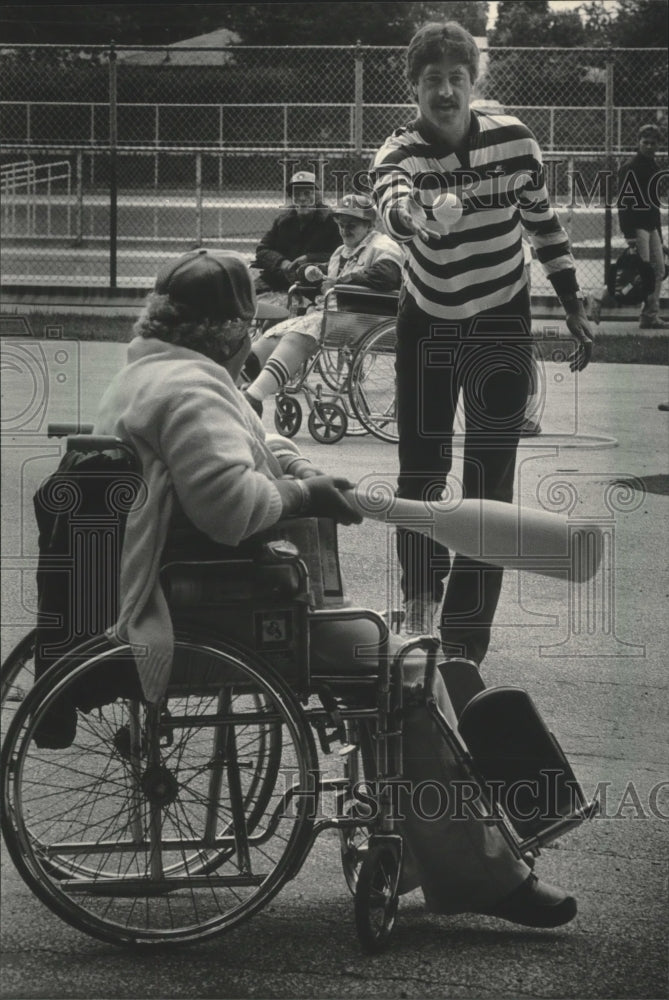 1985 Press Photo Brewers baseball&#39;s Chuck Porter pitches to Dorothy Urquhart- Historic Images