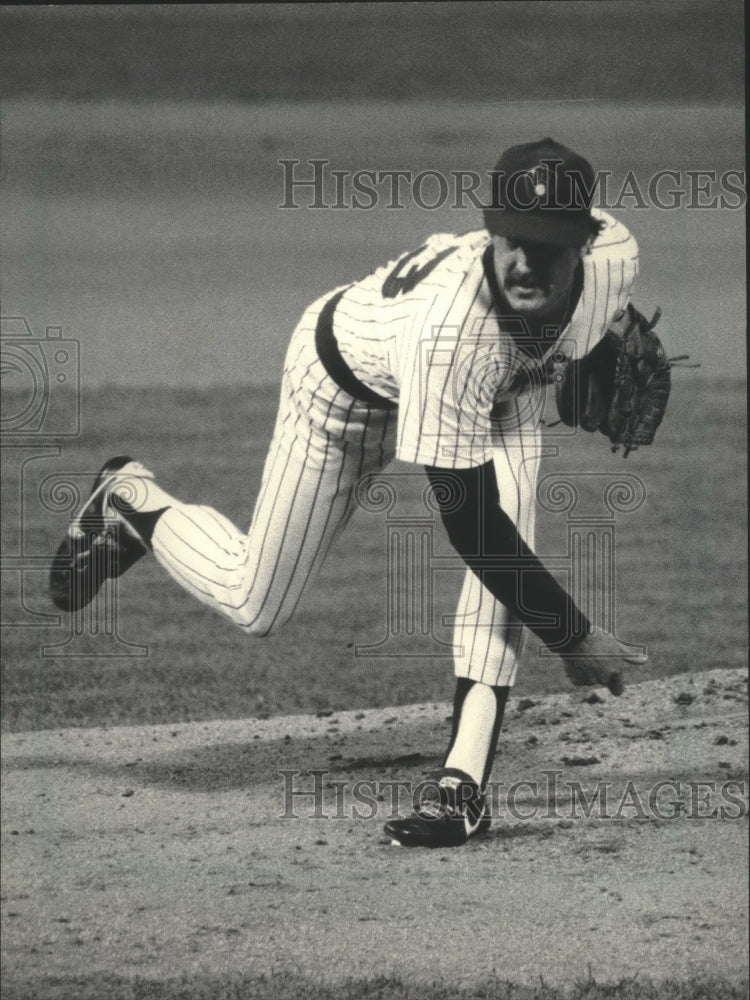 1983 Press Photo Milwaukee baseball's Chuck Porter fires up a pitch toward home- Historic Images