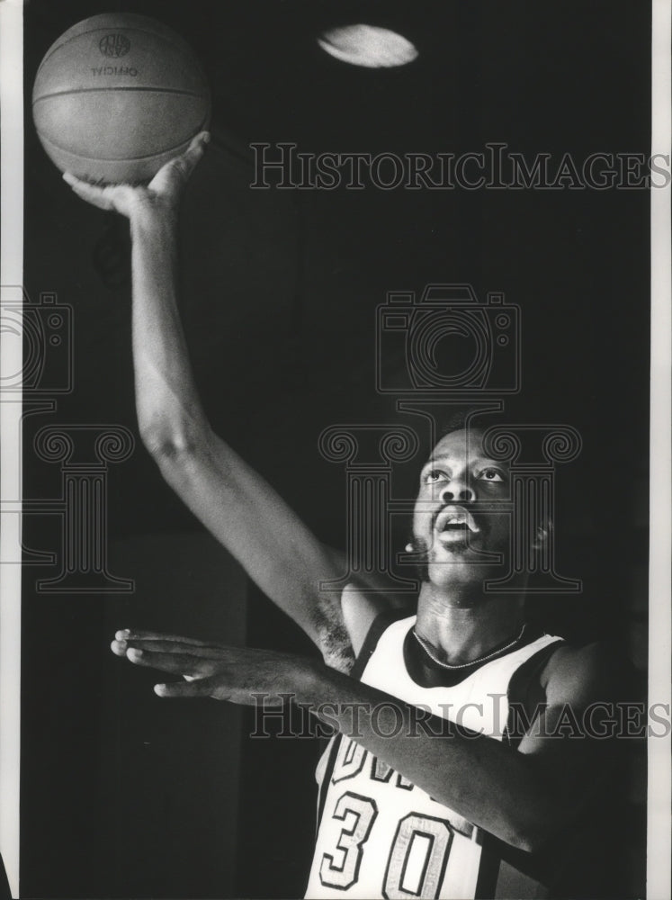 1975 Press Photo UWM basketball player Vince Jordan - mjt14048- Historic Images