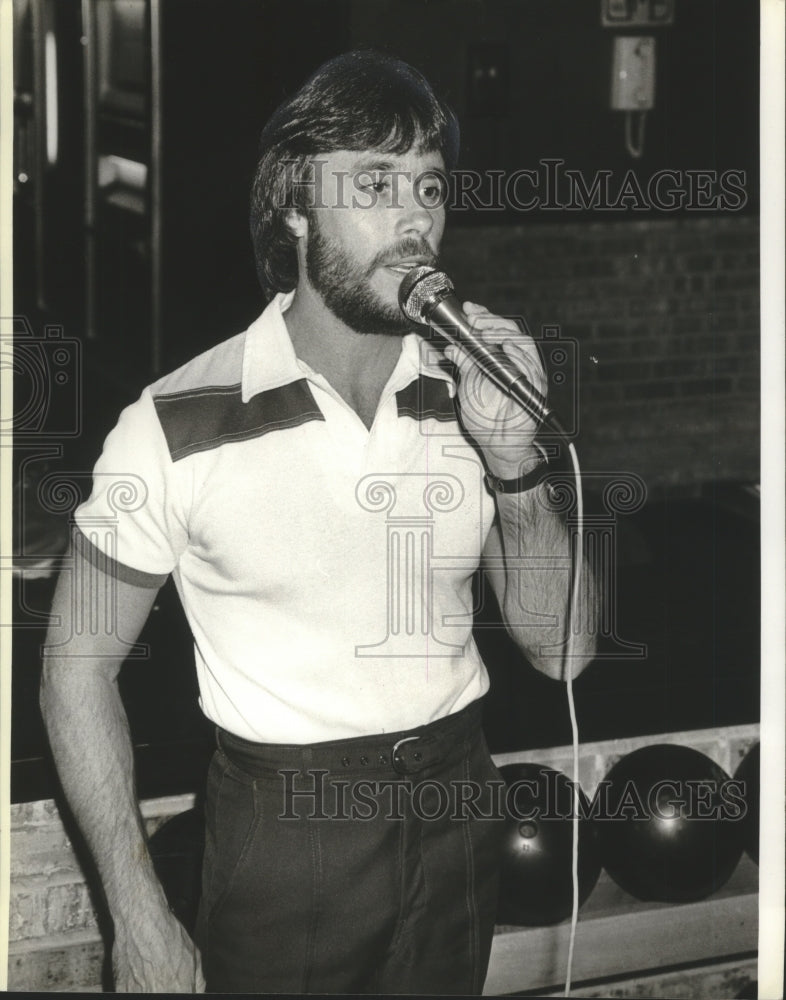 1981 Press Photo Bowling instructor Don Russell at Red Carpet Lanes, Milwaukee- Historic Images