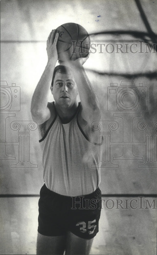 1983 Press Photo Buck&#39;s basketball player Kevin Grevey practiced his jump shot- Historic Images