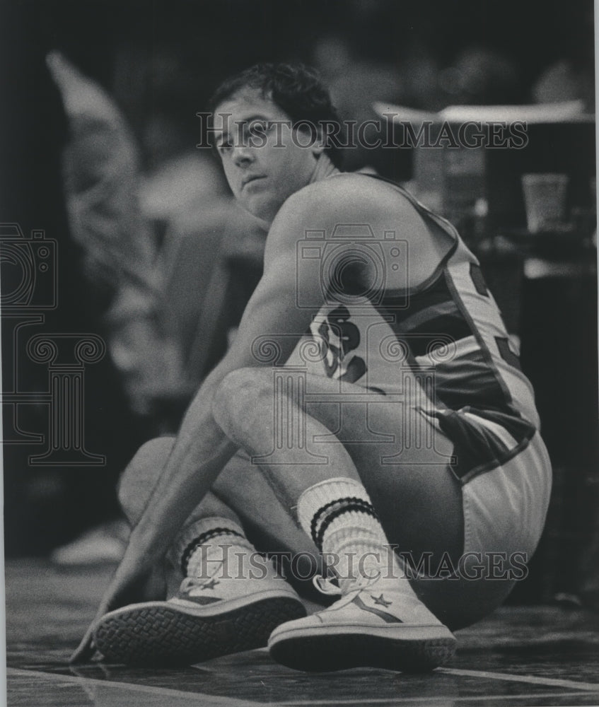 1983 Press Photo Bucks&#39; basketball player Kevin Grevey on the floor - mjt14163- Historic Images