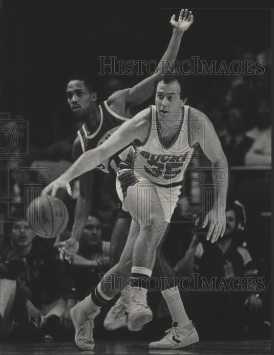 1985 Press Photo Milwaukee Bucks guard player Kevin Grevey goes around Seattle- Historic Images