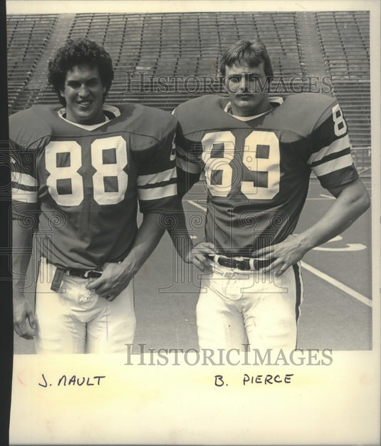 1983 Press Photo University of Wisconsin football players Jeff Nault & B. Pierce- Historic Images