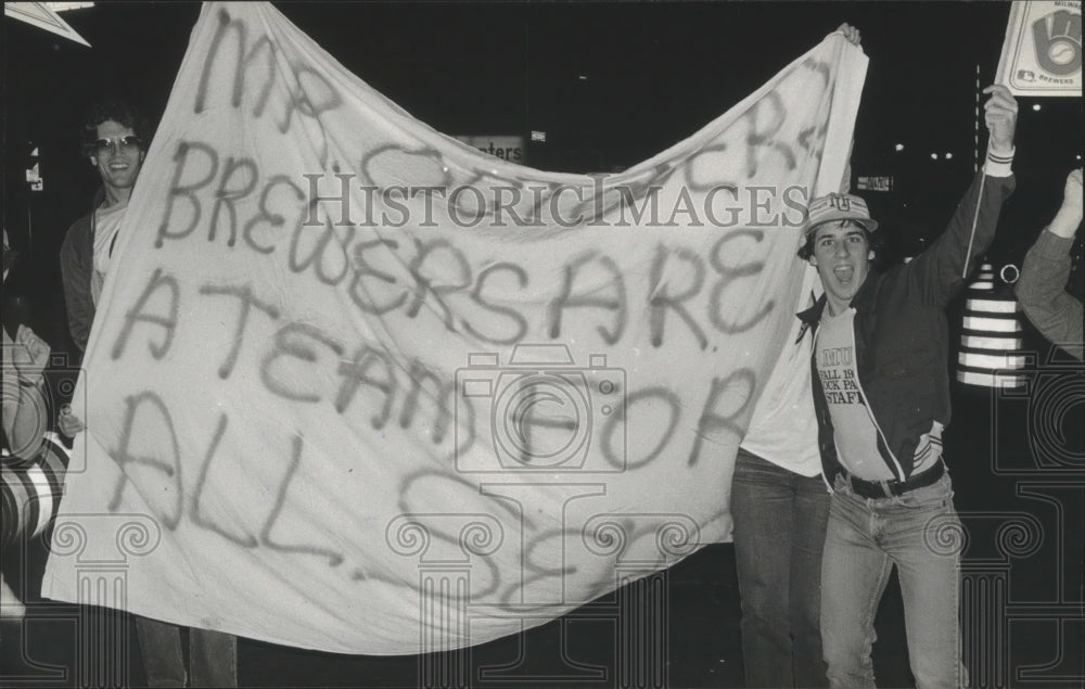 1983 Press Photo Fans on Wisconsin Avenue after Brewers win the World Series.- Historic Images