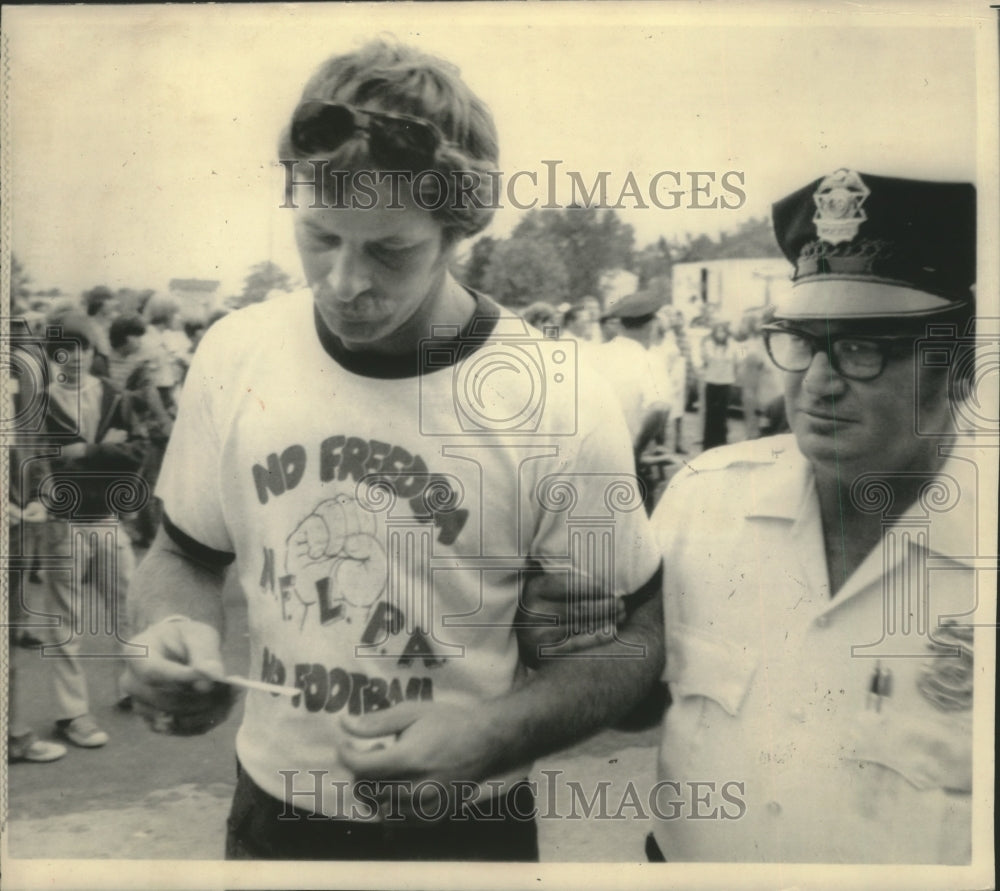 1974 Press Photo Bears kicker Mac Percival is arrested for picketing at Lambeau- Historic Images