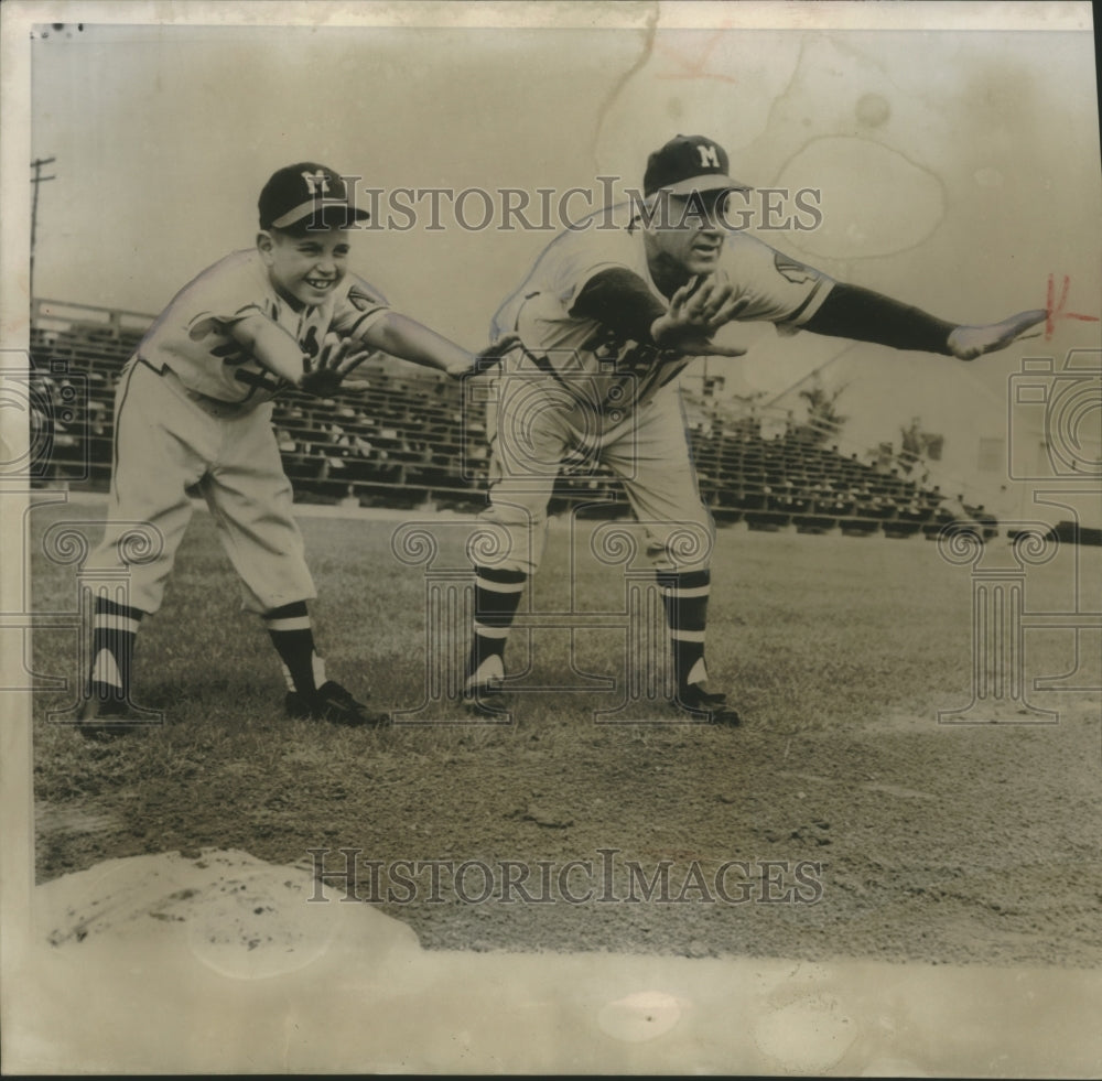 1956 Press Photo Braves manager Charlie Grimm and grandson Chuck Steinbeck- Historic Images