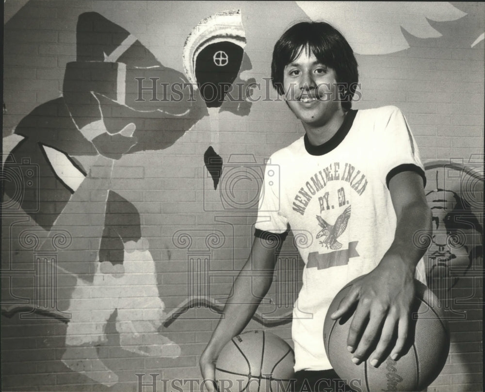 1981 Press Photo Menominee Indian High School Basketball Center Mike Skenadore- Historic Images