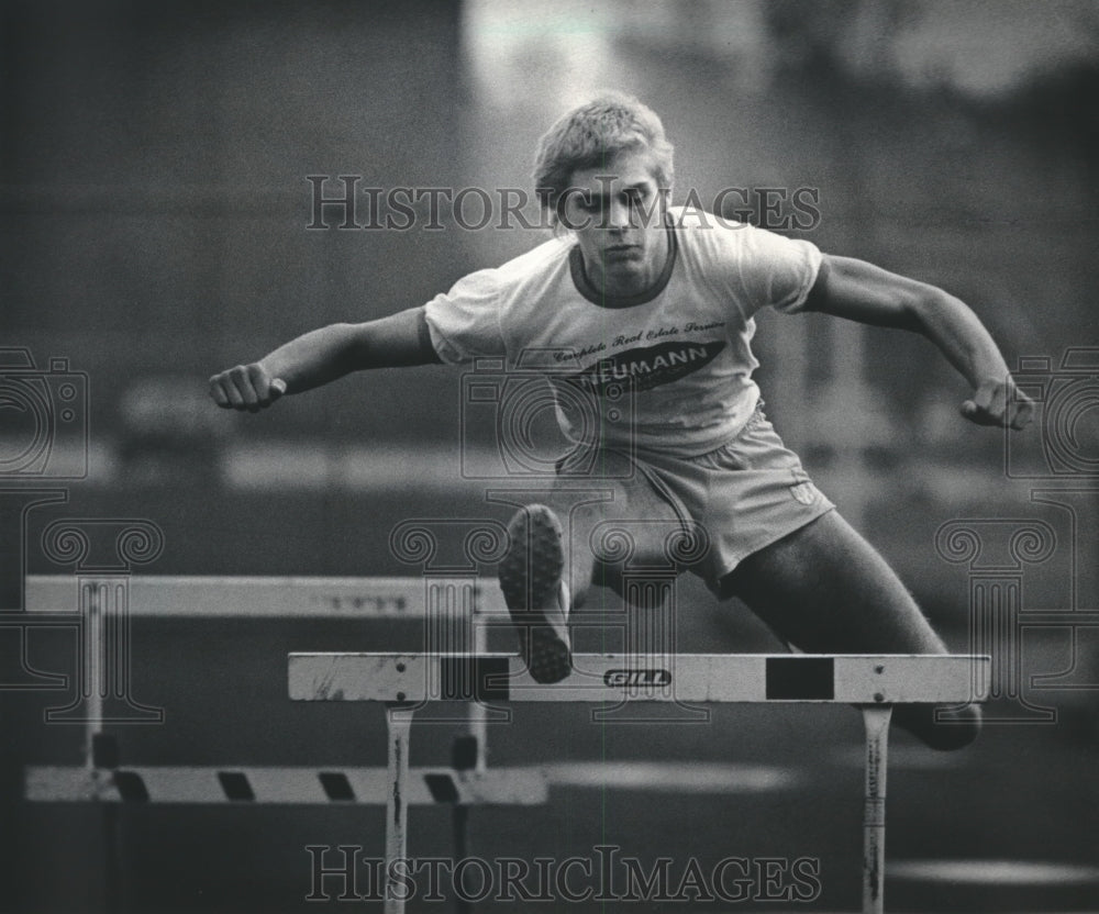 1983 Press Photo Brookfield Central&#39;s John Quast Glides Over Hurdle At Practice- Historic Images