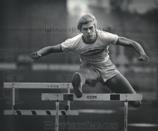 1983 Press Photo Brookfield Central's John Quast Glides Over Hurdle At Practice- Historic Images