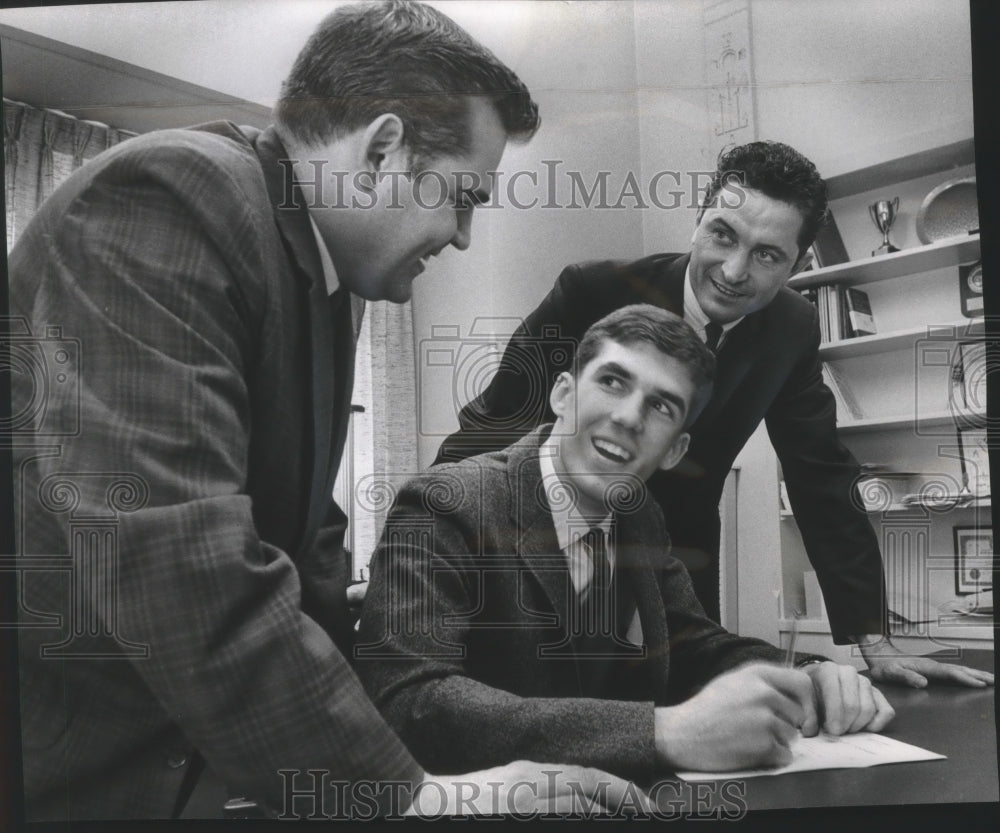 1966 Press Photo New Marquette basketball player, Ron Rahn with his coaches- Historic Images