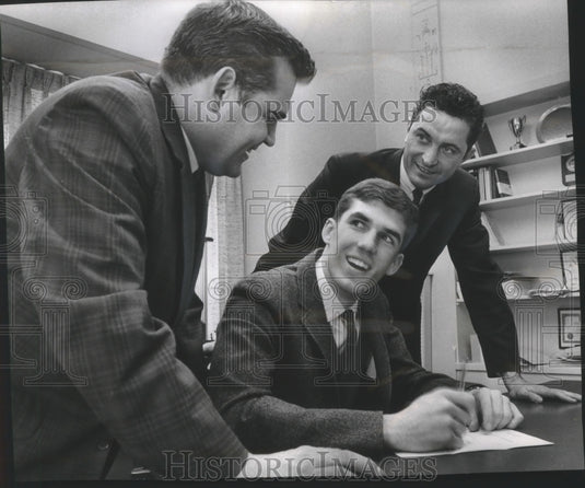 1966 Press Photo New Marquette basketball player, Ron Rahn with his coaches- Historic Images