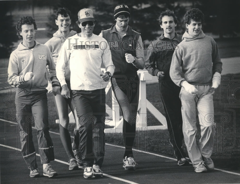 1986 Press Photo Mike DeWitt, with glasses, leads a crowd of race walkers- Historic Images