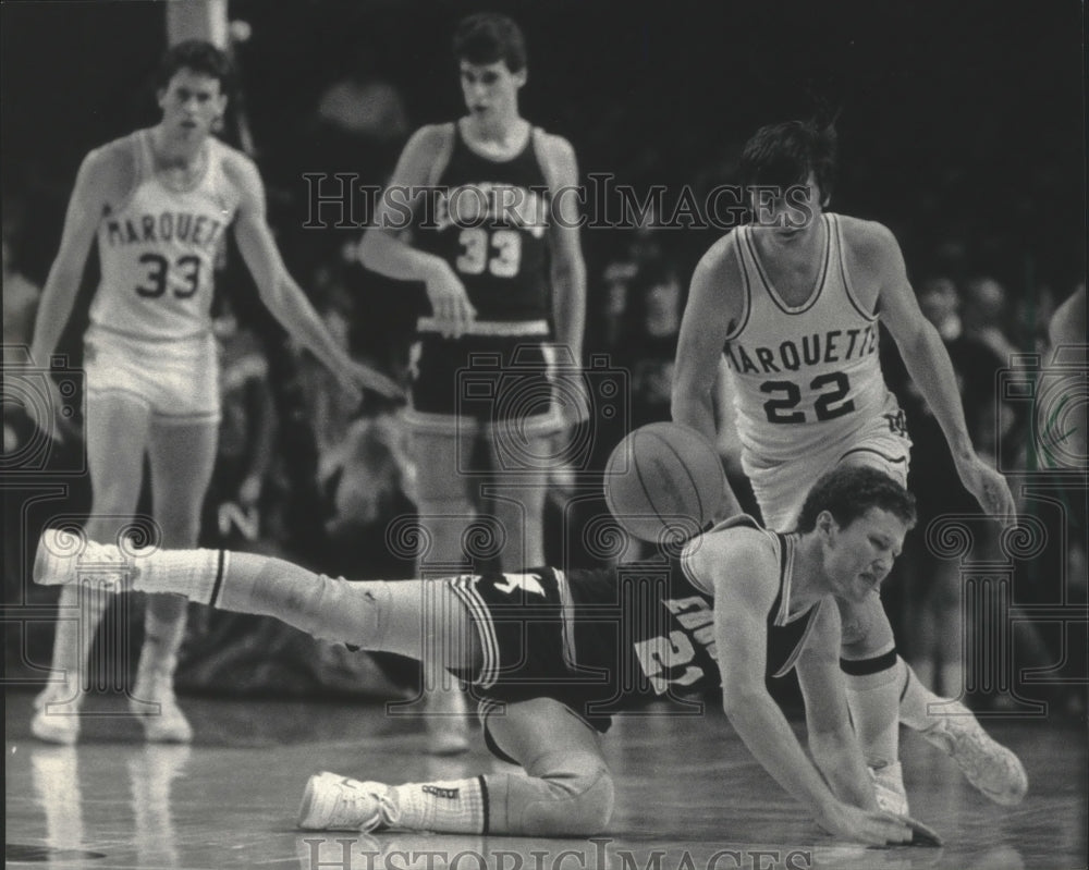 1984 Press Photo Marquette High School basketball&#39;s Mike Von Rueden eyes ball- Historic Images