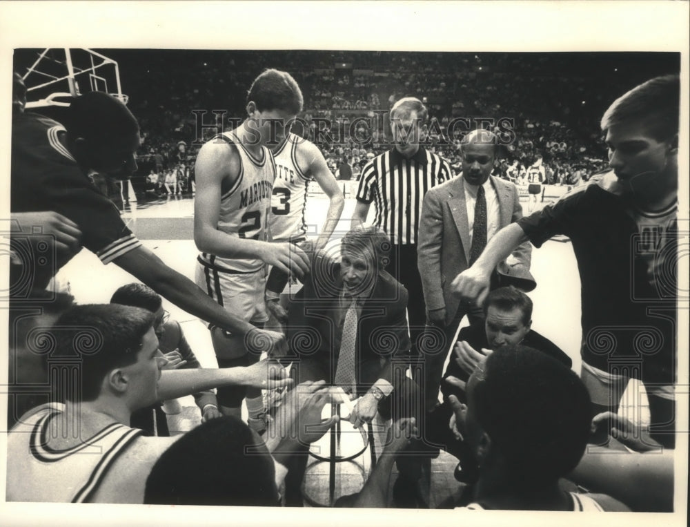 1988 Press Photo Marquette basketball player, Bob Dukiet &amp; his team during game- Historic Images