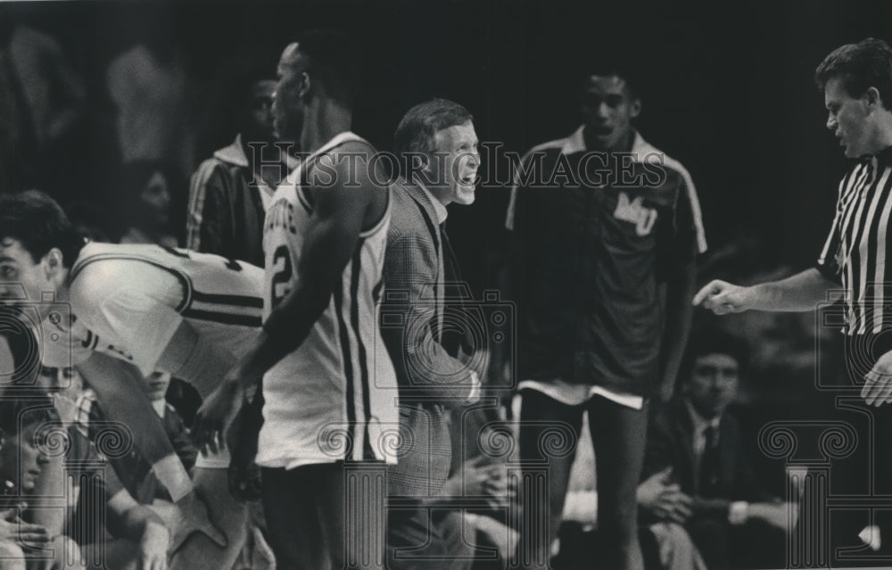 1987 Press Photo Marquette basketball coach Bob Dukiet yells at a referee- Historic Images