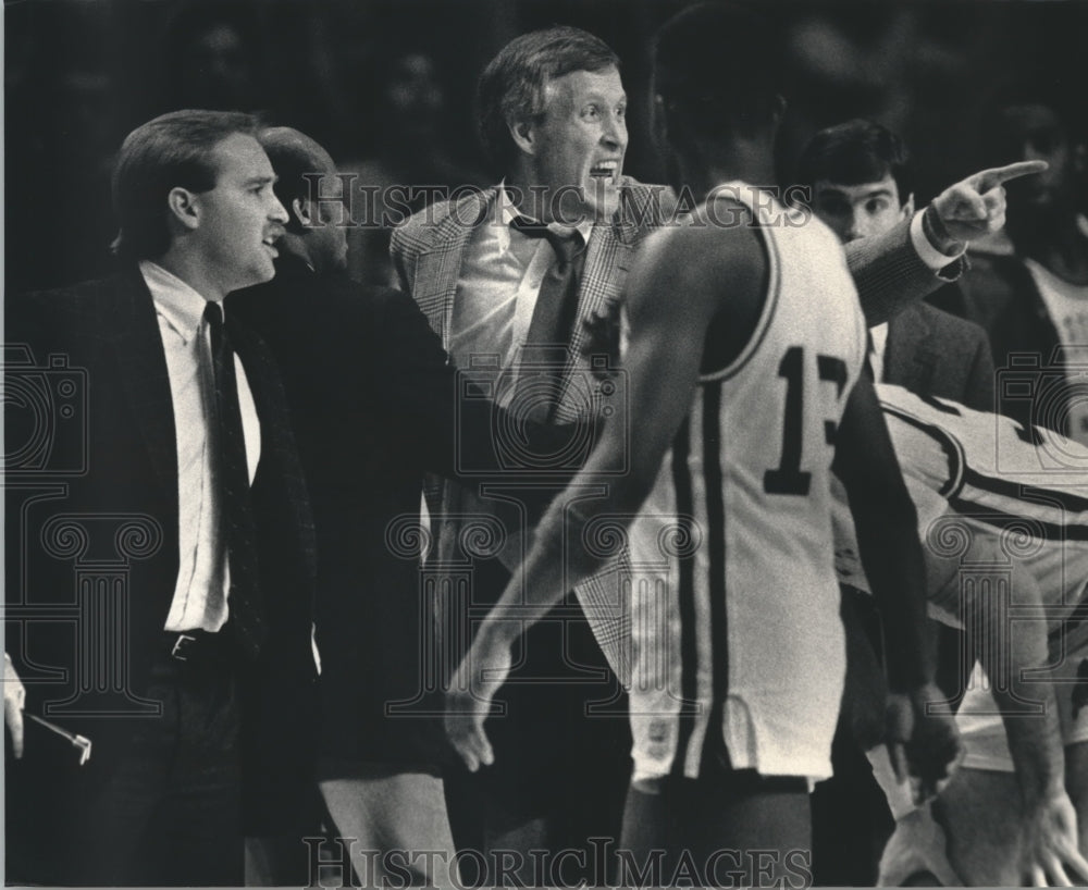 1987 Press Photo Marquette basketball Bob Dukiet restrained during game- Historic Images