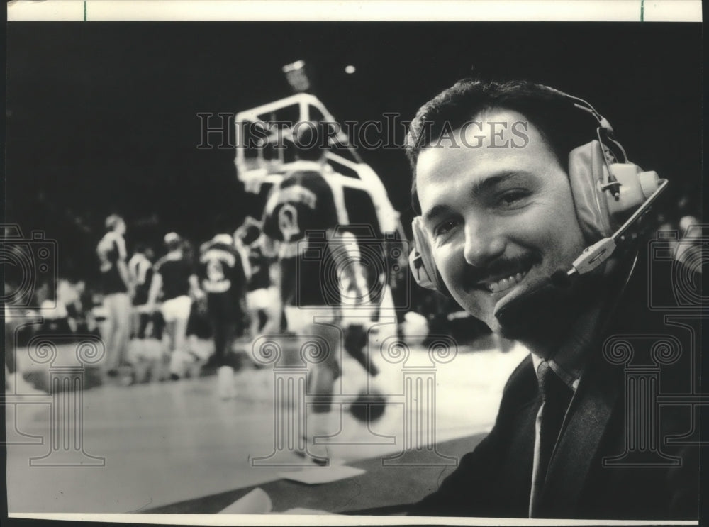 1987 Press Photo Channel 4 sportscaster, Bob Dolan, courtside at Marquette game.- Historic Images