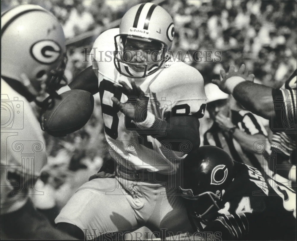 1981 Press Photo Packer&#39;s Fred Nixon returning punt is tackled by Baschnagel.- Historic Images