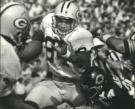 1981 Press Photo Packer's Fred Nixon returning punt is tackled by Baschnagel.- Historic Images