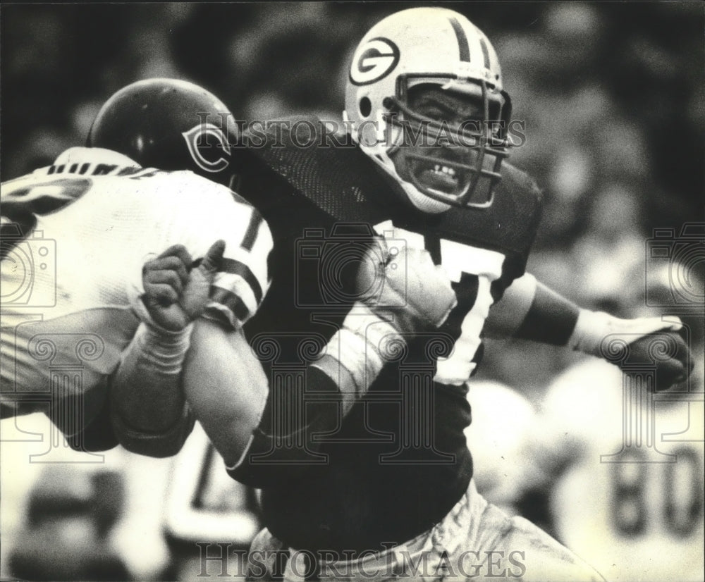 1982 Press Photo Packer&#39;s Mike Butler grimacing as he hits a Bears&#39; passer.- Historic Images