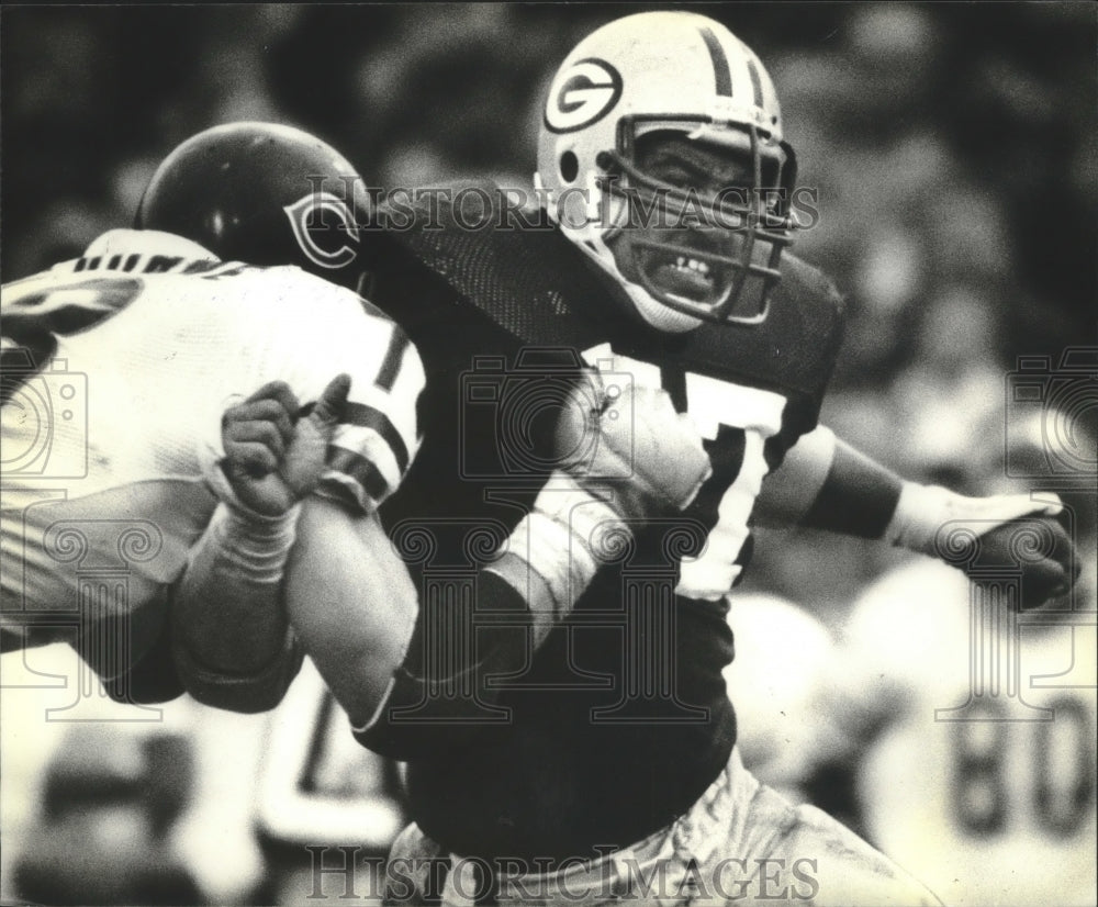 1982 Press Photo Packer's Mike Butler grimacing as he hits a Bears' passer.- Historic Images