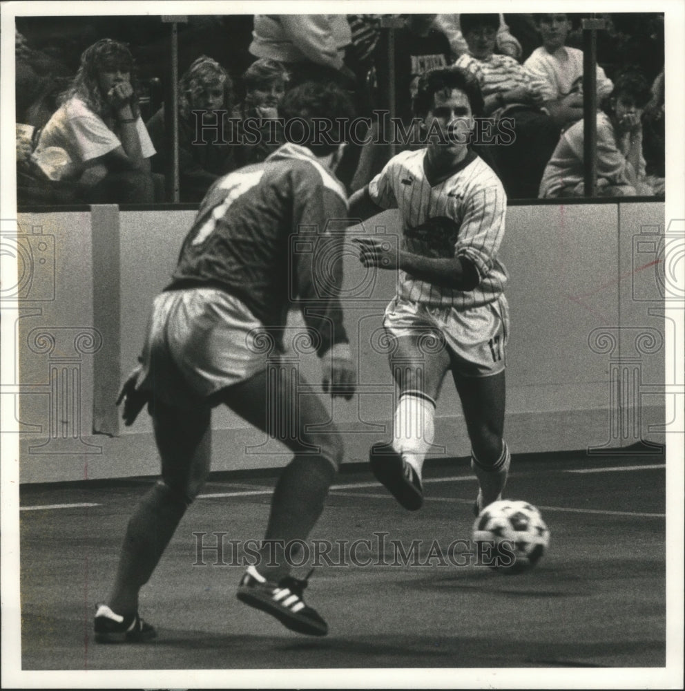 1990 Press Photo Milwaukee Wave&#39;s Moise Suri with the ball. - mjt14353- Historic Images