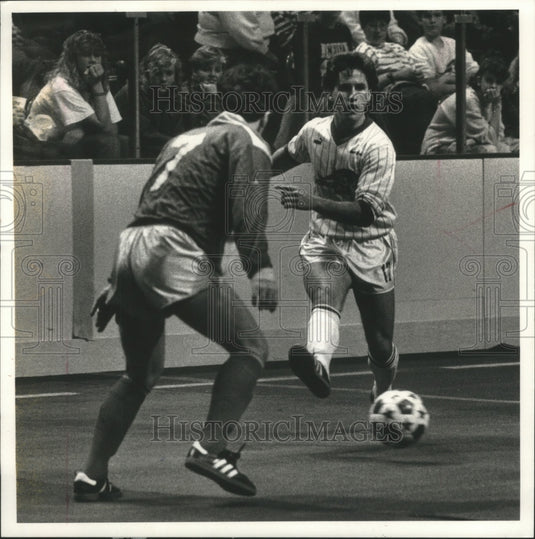 1990 Press Photo Milwaukee Wave's Moise Suri with the ball. - mjt14353- Historic Images