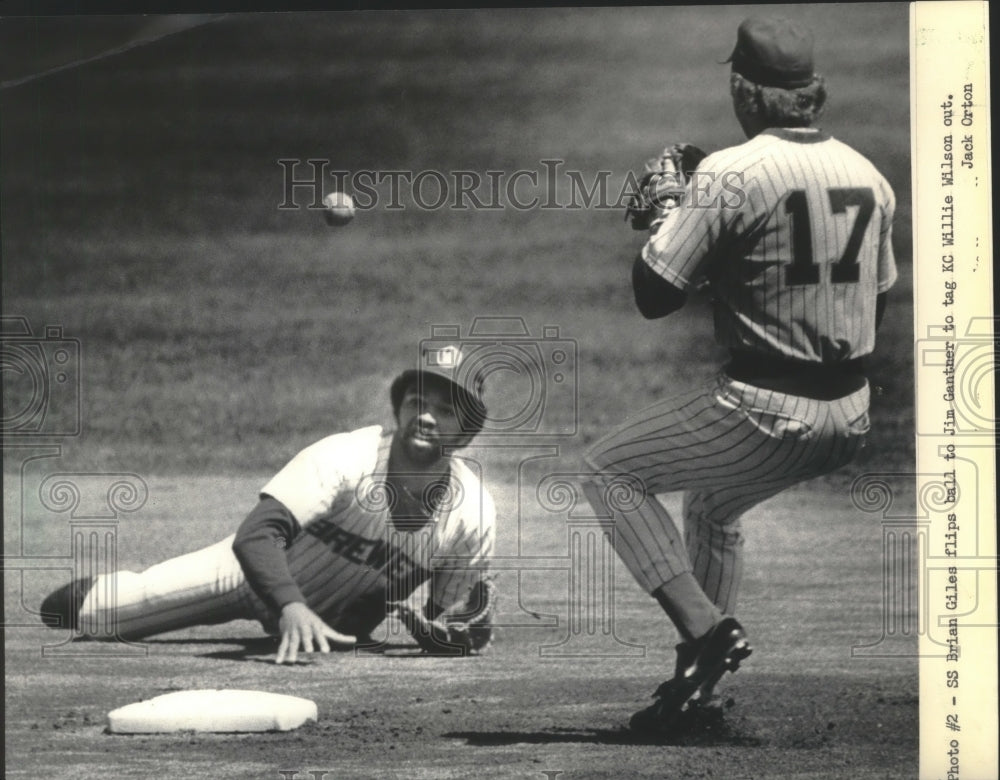 1985 Press Photo Brewers&#39; Brian Giles dives to stop Kansas City&#39;s Dane Iorg- Historic Images