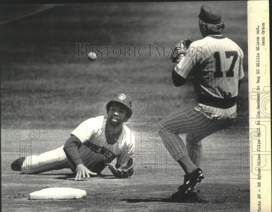 1985 Press Photo Brewers' Brian Giles dives to stop Kansas City's Dane Iorg- Historic Images