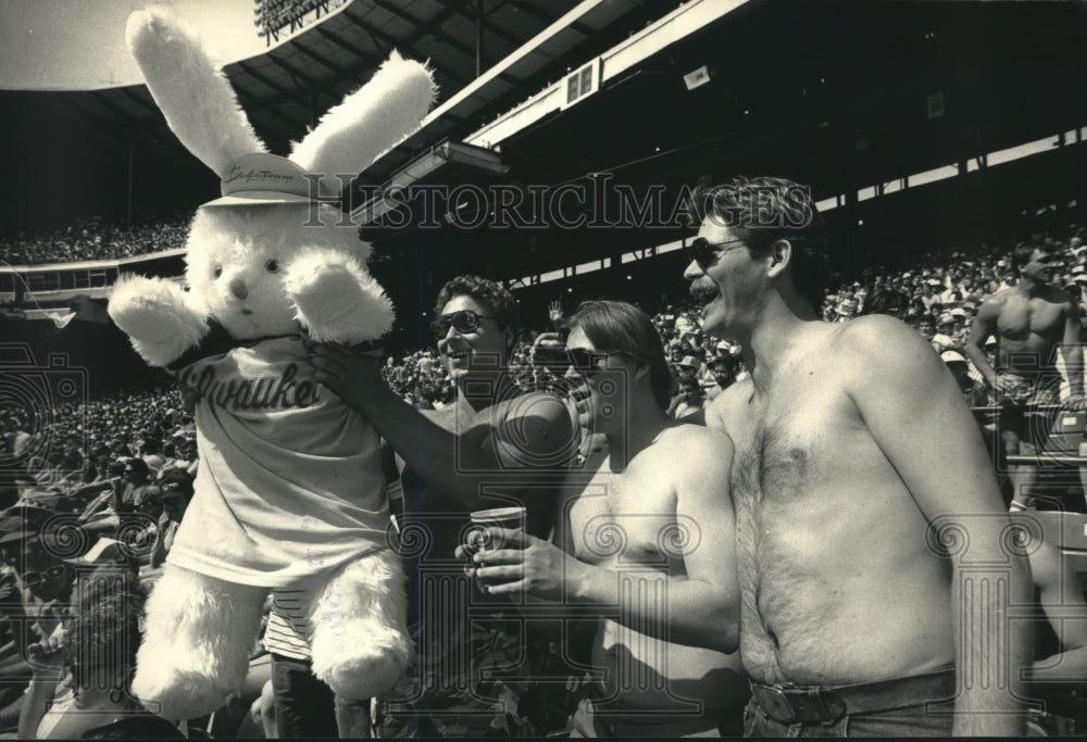 1987 Press Photo Kevin, Rick Leist with rabbit at Brewer game, fans, Milwaukee.- Historic Images